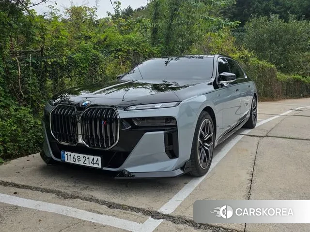 BMW 7 Series (G70) 2023 Светло-серебряный цвет из Кореи