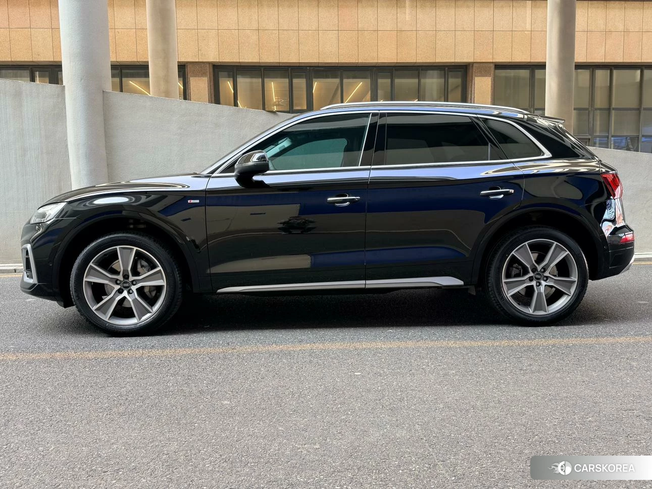 Audi Q5L 2021 Черный из Китая