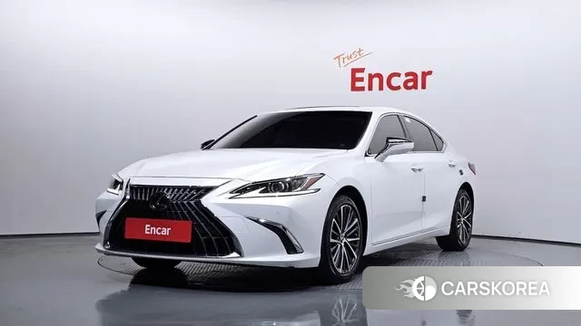 Lexus ES300h 7th generation 2023 Белый из Кореи
