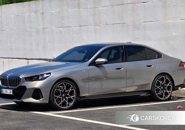 BMW 5 Series (G60) 2025 Золотой двухцветный из Кореи