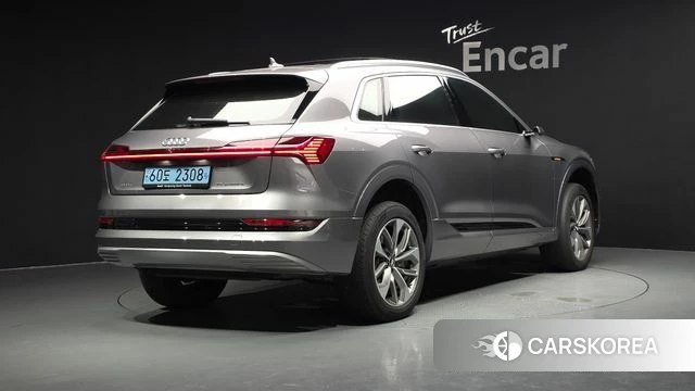 Audi e-Tron 2020 Серебряный из Кореи