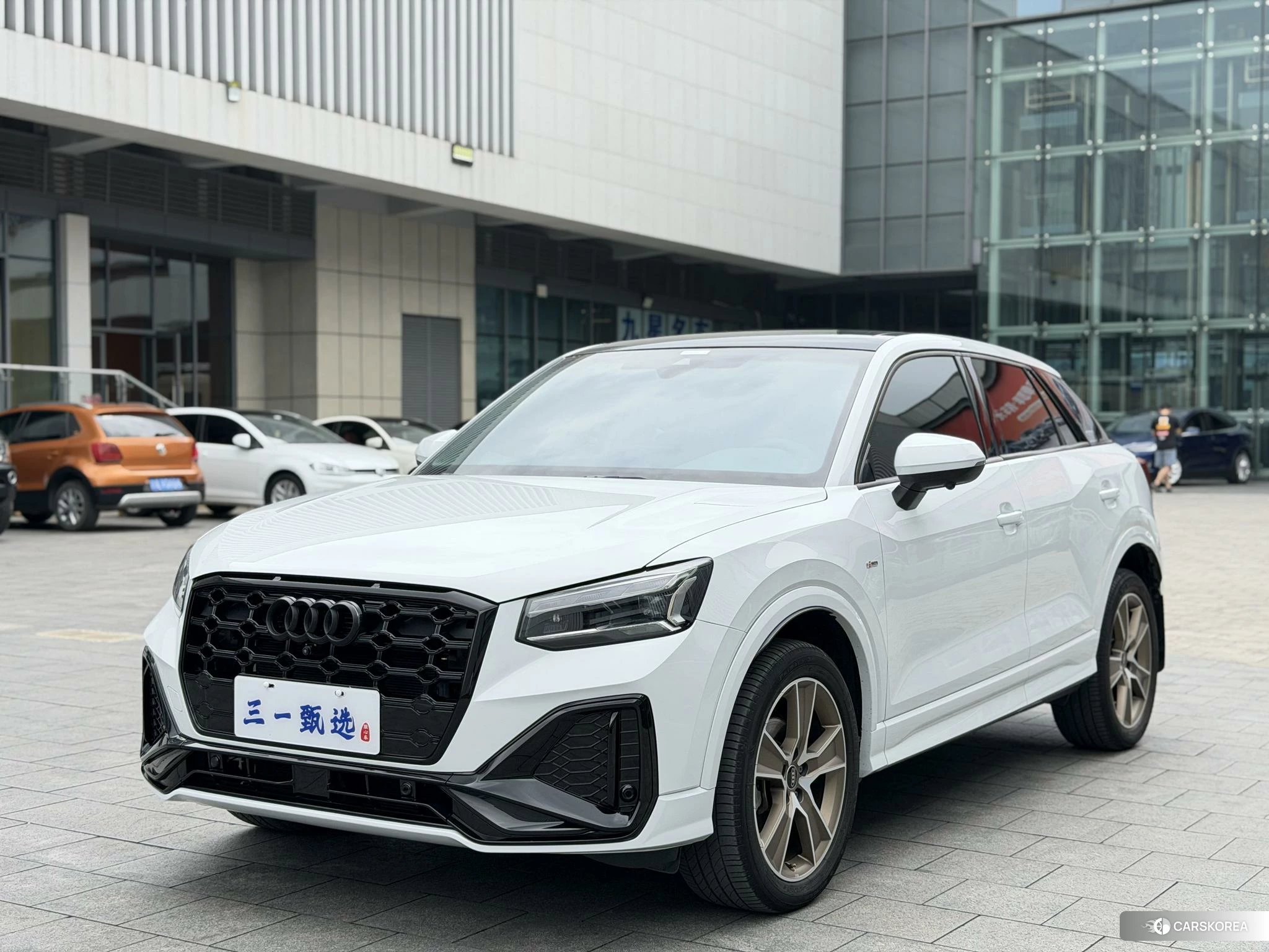 Audi Q2L 2021 Белый из Китая
