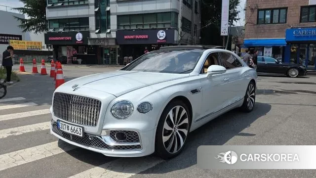 Bentley Flying Spur 3rd Generation 2021 Белый из Кореи