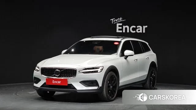 Volvo V60 Cross-Country 2nd Generation 2023 Белый из Кореи