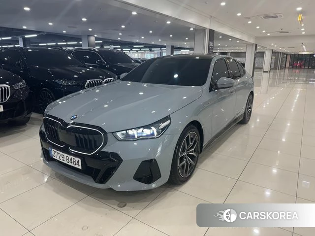 BMW 5 Series (G60) 2025 Светло-серебряный цвет из Кореи