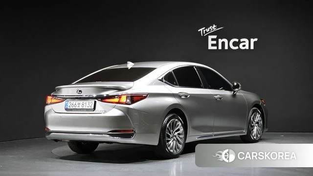 Lexus ES300h 7th generation 2026 Серебристо-серый из Кореи