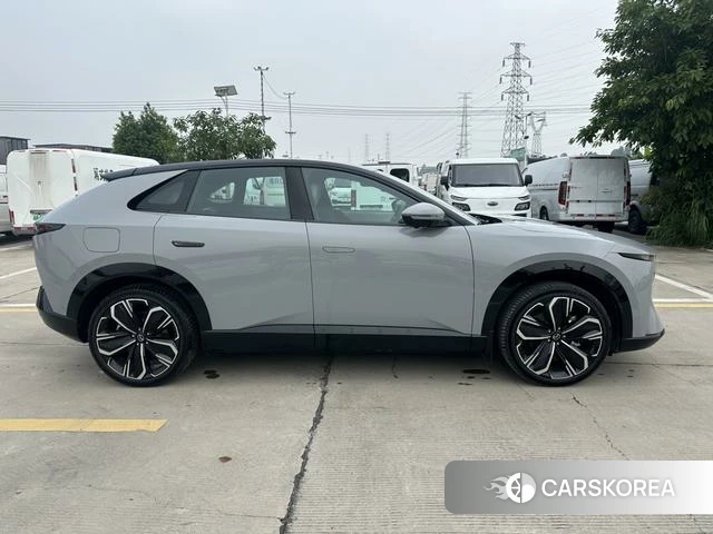 Mazda EZ-60 2025 Серебристо-серый из Китая
