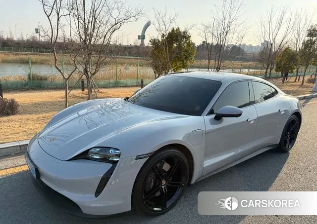 Porsche Taycan 2021 Серебристо-серый из Кореи