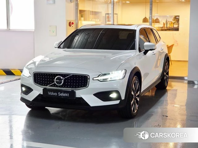 Volvo V60 Cross-Country 2nd Generation 2025 Белый из Кореи
