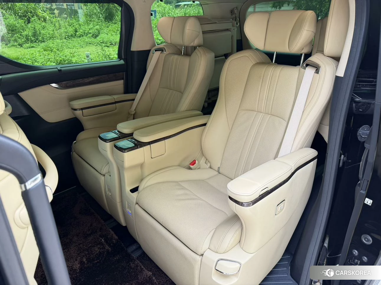 Toyota Alphard 2021 Черный из Китая