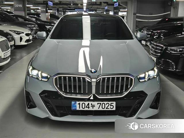 BMW 5 Series (G60) 2026 Небесно-голубой из Кореи