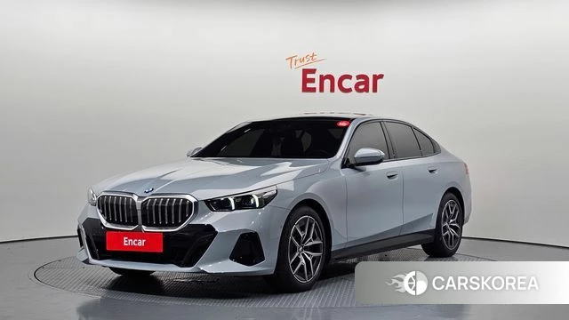 BMW 5 Series (G60) 2026 Светло-серебряный цвет из Кореи