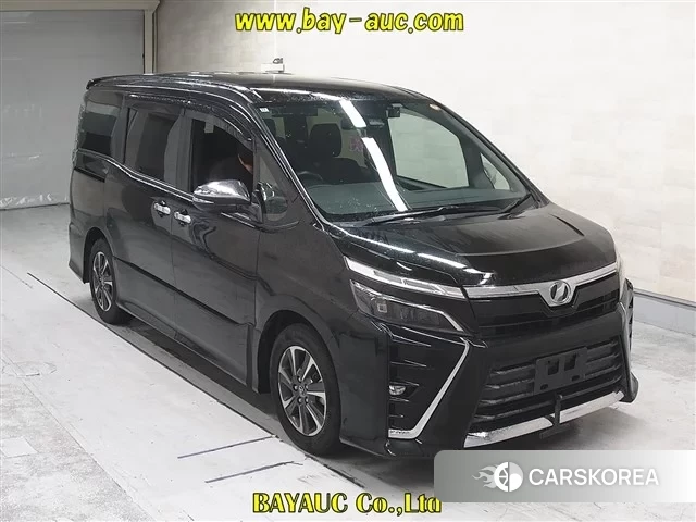 Toyota Voxy 2018 из Японии