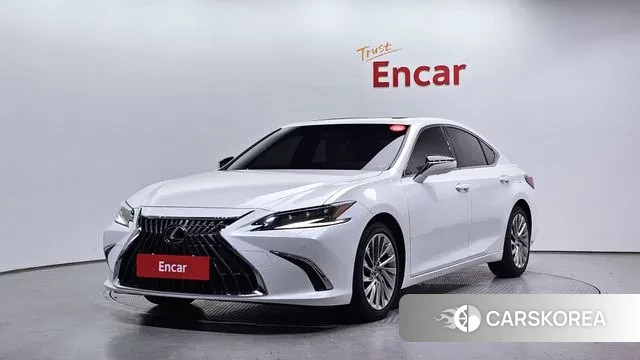 Lexus ES300h 7th generation 2024 Белый из Кореи