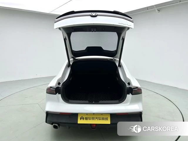 Chang'an UNI-V 2022 Белый из Китая