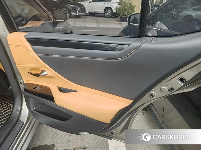 Lexus ES 2023 Серебристо-серый из Китая