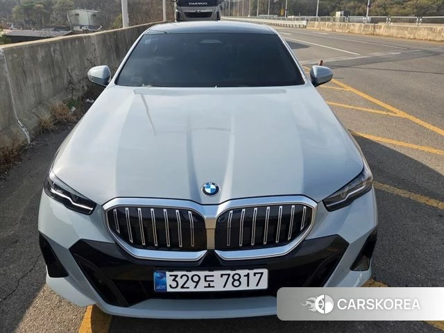 BMW 5 Series (G60) 2025 Светло-серебряный цвет из Кореи
