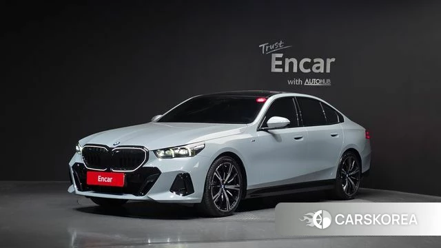 BMW 5 Series (G60) 2025 Светло-серебряный цвет из Кореи