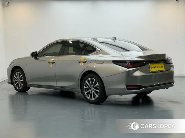 Lexus ES 2024 Серебристо-серый из Китая