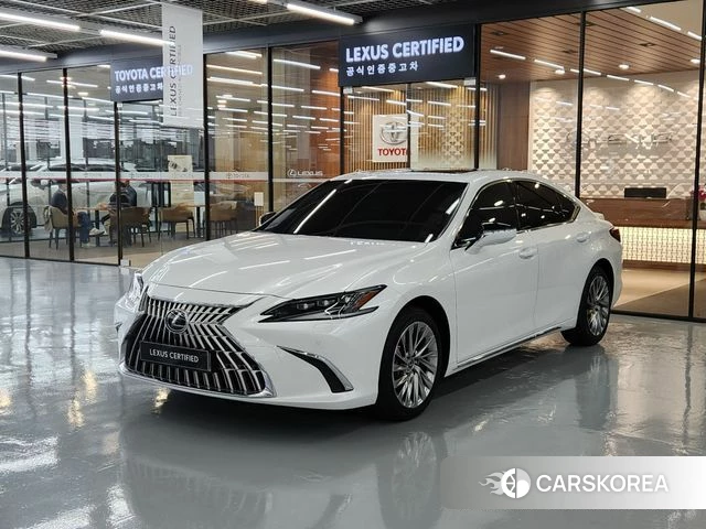 Lexus ES300h 7th generation 2025 Белый из Кореи