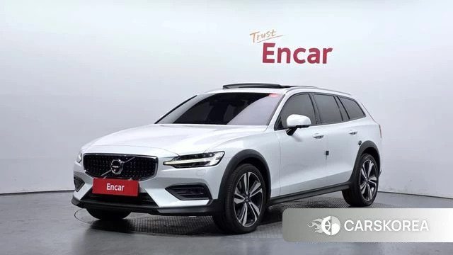 Volvo V60 Cross-Country 2nd Generation 2020 Белый из Кореи