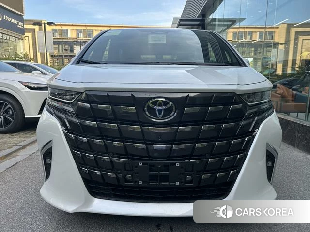Toyota Elfa 2025 Белый из Китая