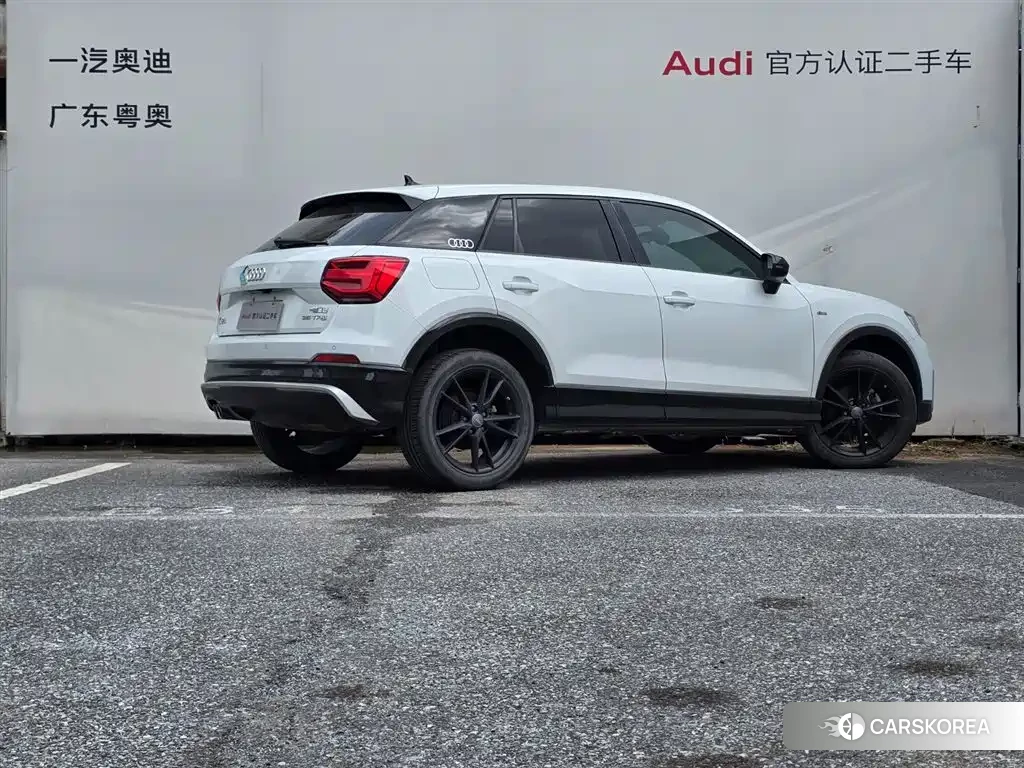 Audi Q2L 2021 Белый из Китая