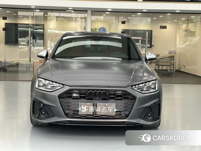 Audi S4 2021 Темно-серый из Китая