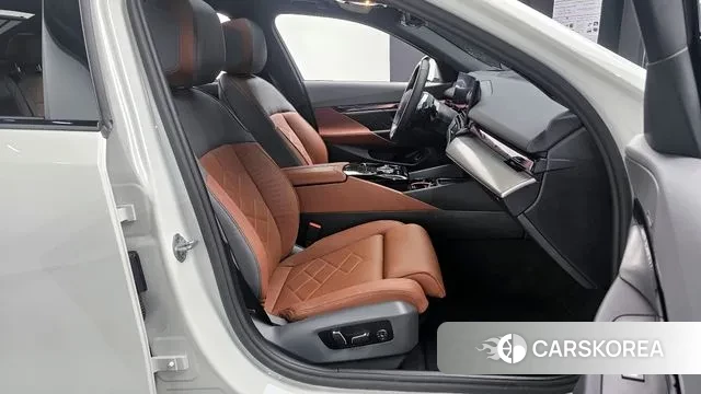 BMW 5 Series (G60) 2025 Белый из Кореи, фото 2