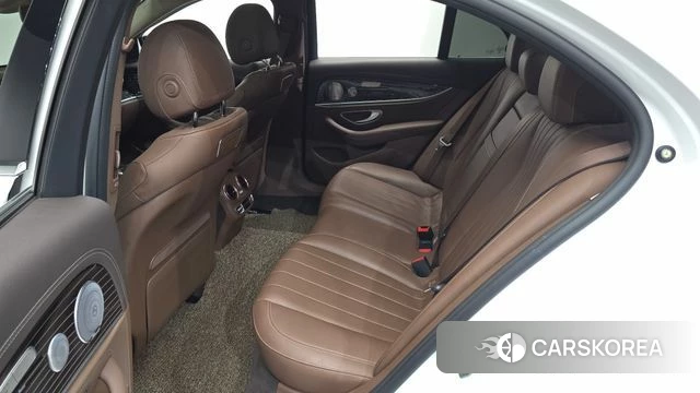 Mercedes-Benz E-Class W213 2018 Белый из Кореи, фото 2