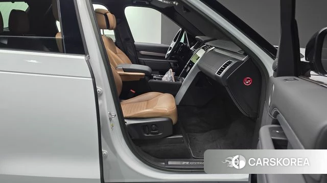 Land Rover Discovery 5 2023 Белый из Кореи, фото 2