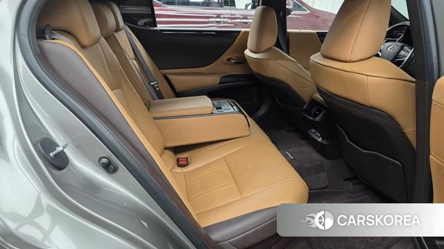 Lexus ES300h 7th generation 2021 Песочный из Кореи, фото 2