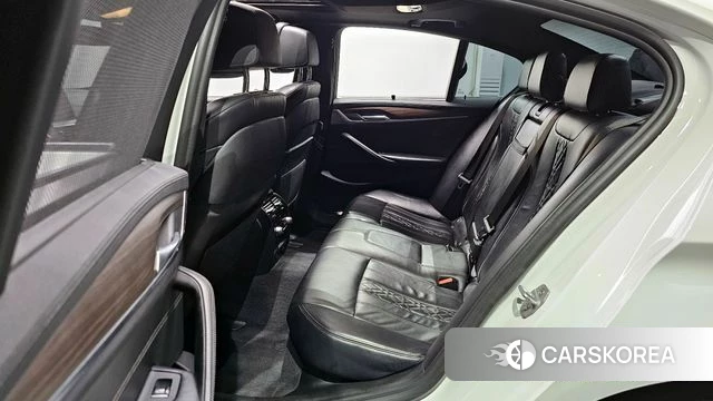 BMW 5 Series (G30) 2018 Белый из Кореи, фото 2