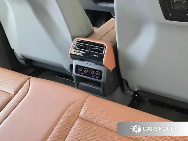 BMW 5 Series (G60) 2025 Цвет тростника из Кореи, фото 2