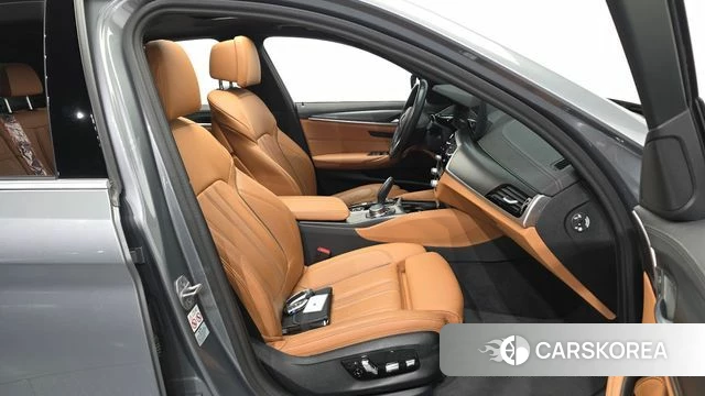 BMW 5 Series (G30) 2023 Серый из Кореи, фото 2
