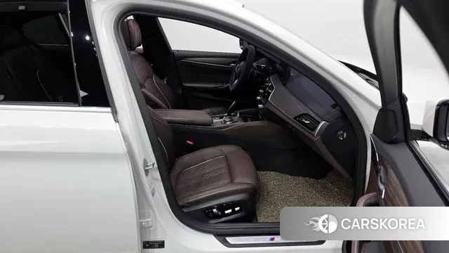 BMW 5 Series (G30) 2020 Белый из Кореи, фото 2