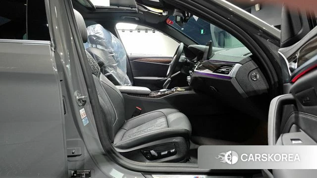 BMW 5 Series (G30) 2021 Серебристо-серый из Кореи, фото 2