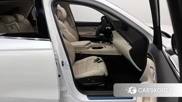 Genesis GV70 2023 Белый из Кореи, фото 2