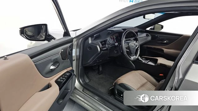 Lexus ES300h 7th generation 2024 Серебристо-серый из Кореи, фото 2