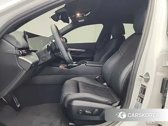 BMW 5 Series (G60) 2024 Белый из Кореи, фото 2