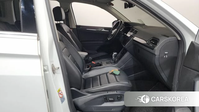 Volkswagen Tiguan second Generation 2022 Белый из Кореи, фото 2