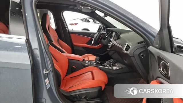 BMW 1 Series (F40) 2023 Светло-серебряный цвет из Кореи, фото 2