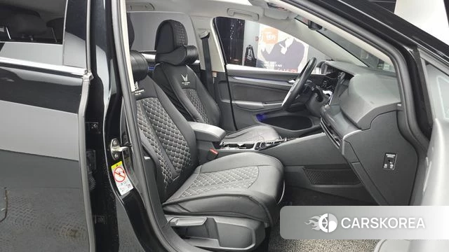Volkswagen Golf 8th Generation 2024 Черный из Кореи, фото 2