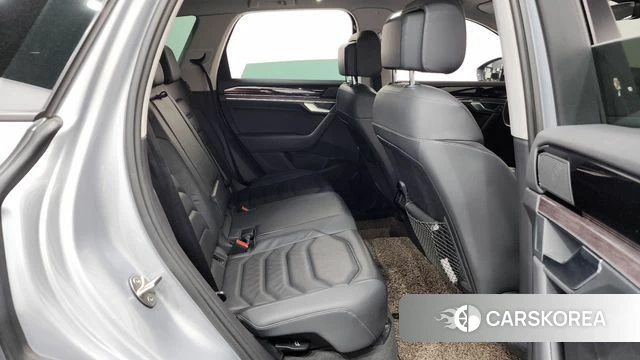 Volkswagen Touareg 3rd generation 2020 Серебряный из Кореи, фото 2