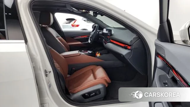 BMW 5 Series (G60) 2023 Белый из Кореи, фото 2