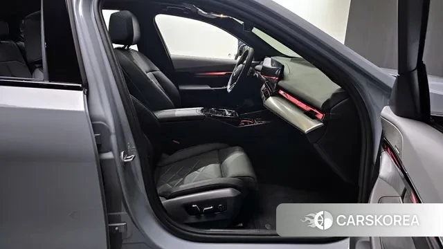 BMW 5 Series (G60) 2025 Серебряный из Кореи, фото 2