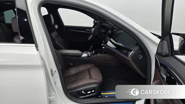 BMW 5 Series (G30) 2021 Белый из Кореи, фото 2