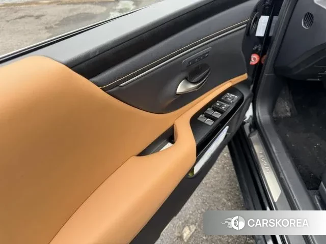 Lexus ES300h 7th generation 2022 Черный из Кореи, фото 2