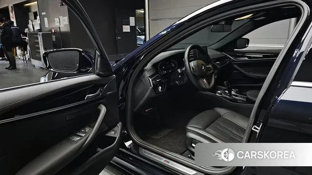 BMW 5 Series (G30) 2022 Черный из Кореи, фото 2