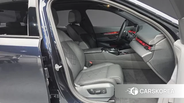 BMW 5 Series (G60) 2025 Черный из Кореи, фото 2